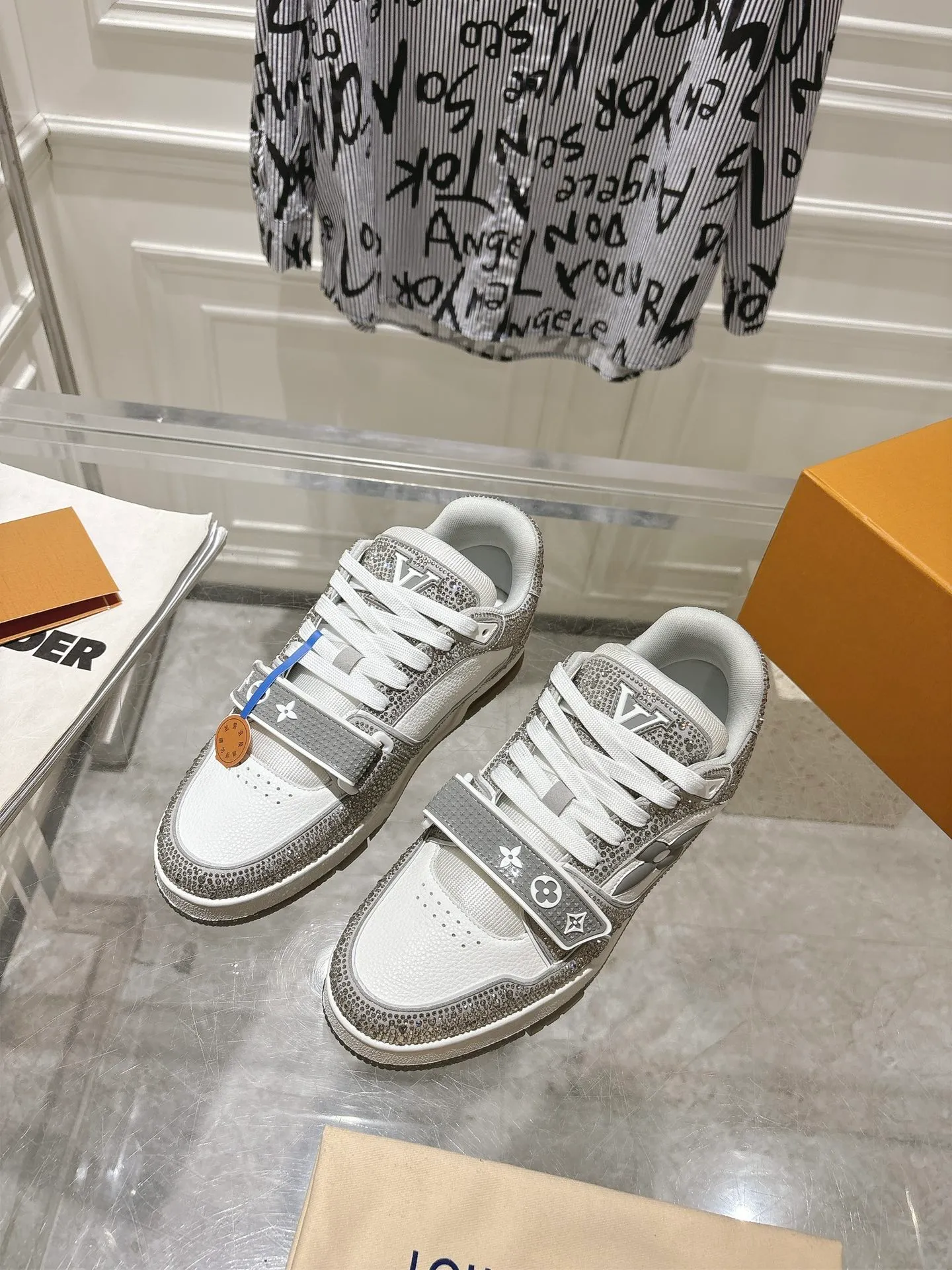 💕💕Factory direct selling price p840💕💕 Top version #couple style ⚠️ Comes with a full set of aviation box packaging ⚠️2️⃣0️⃣2️⃣5️⃣The hot LV full diamond 𝘁𝗿𝗮𝗶𝗻𝗲𝗿 series of the latest couple's sneakers, the quality has been upgraded again, the details are awesome It just doesn’t look too good! The model was sold out immediately within ten minutes of the official website going on sale. TPU outsole, mold fee is 2w+. The texture is comparable to the original version. The feet are made of polymeter micro-material and breathable British mesh. The details are the same as the original version. Please pay attention to distinguish the currency materials on the market. Size: Female 35-39, Male 39-45M